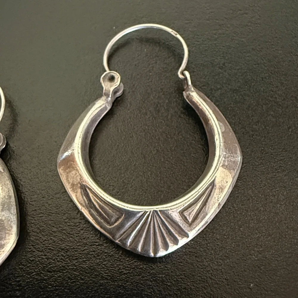 Vintage Handmade Silver Hoop Earrings with hammered detail - Picture 9 of 11